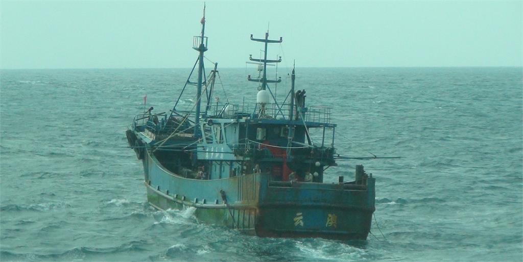 中國漁民有如海盜！越界整網「拖走漁獲」裝鐵桿擋查緝