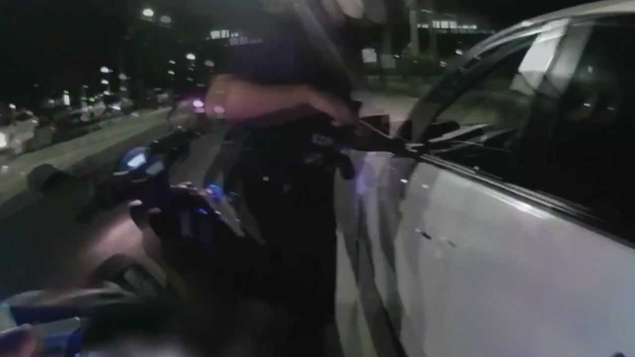 高雄駕駛違停受檢假意配合　突催油門逃逸警開5槍