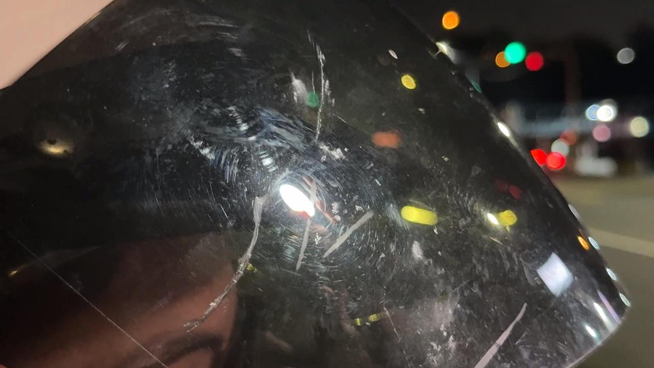 臉被砸傷！高雄騎士停等紅燈　遭陌生男亂砸石塊