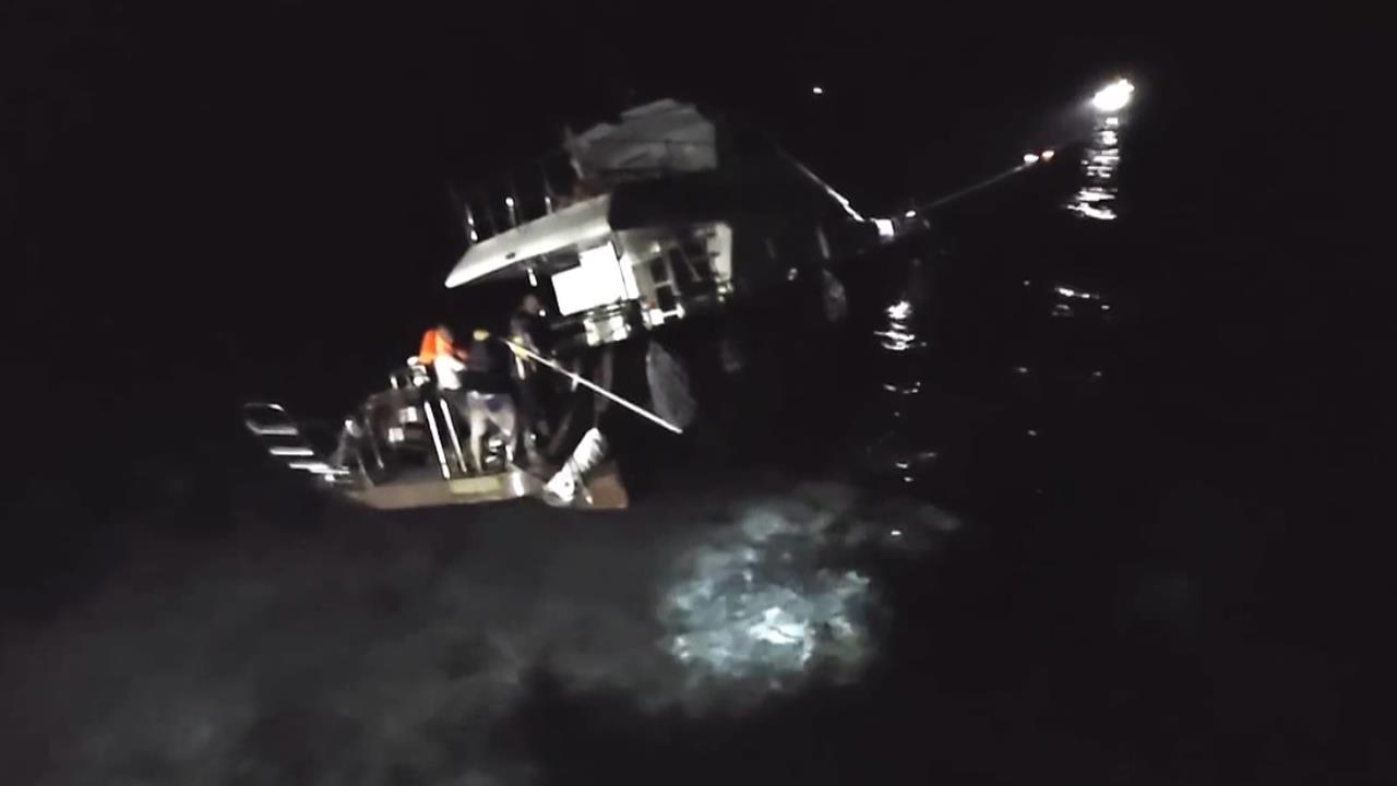 綠島千洋號擱淺！20潛客跳海上岸　船隻拖離斷裂沉沒