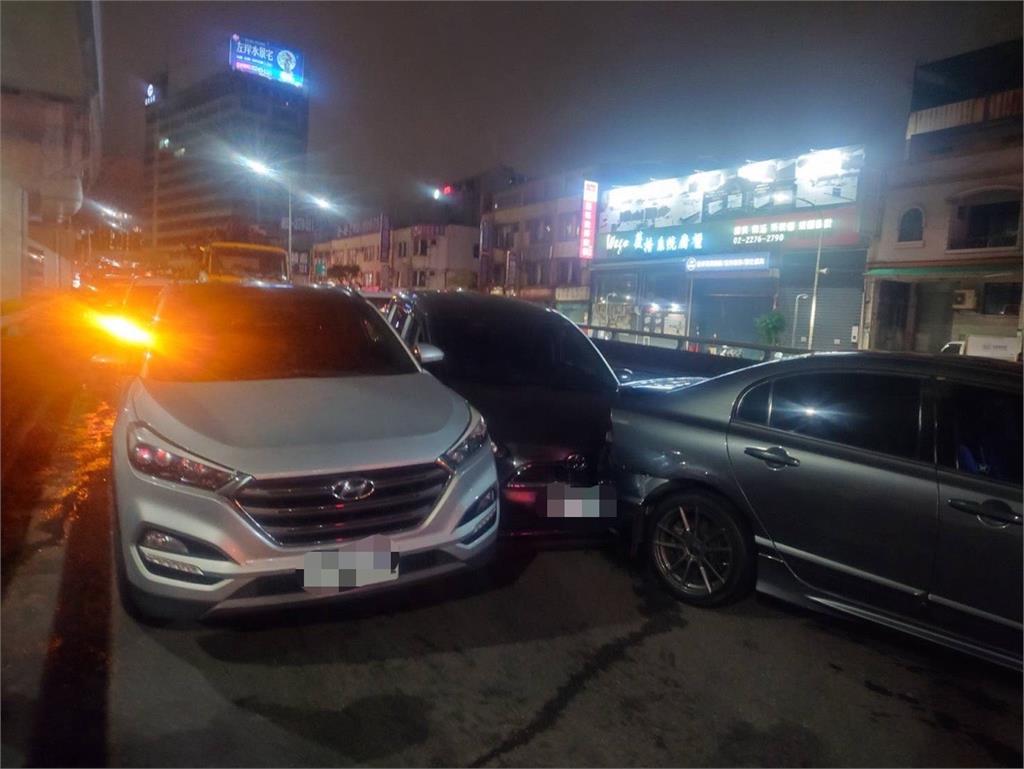 快新聞／新北重大車禍！17輛車「連環撞」　新莊大漢橋塞爆
