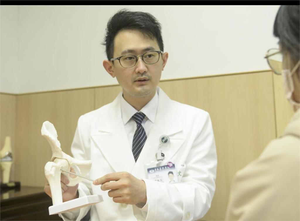 下背僵硬只用痠痛貼布   7旬翁疼到走不了才知「軟骨磨光」