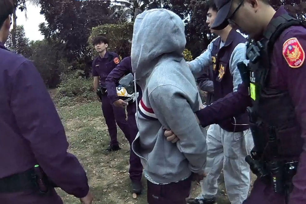 由偷變搶再劫車　嫌犯躲農場貨櫃旁爬滿螞蟻難耐被逮