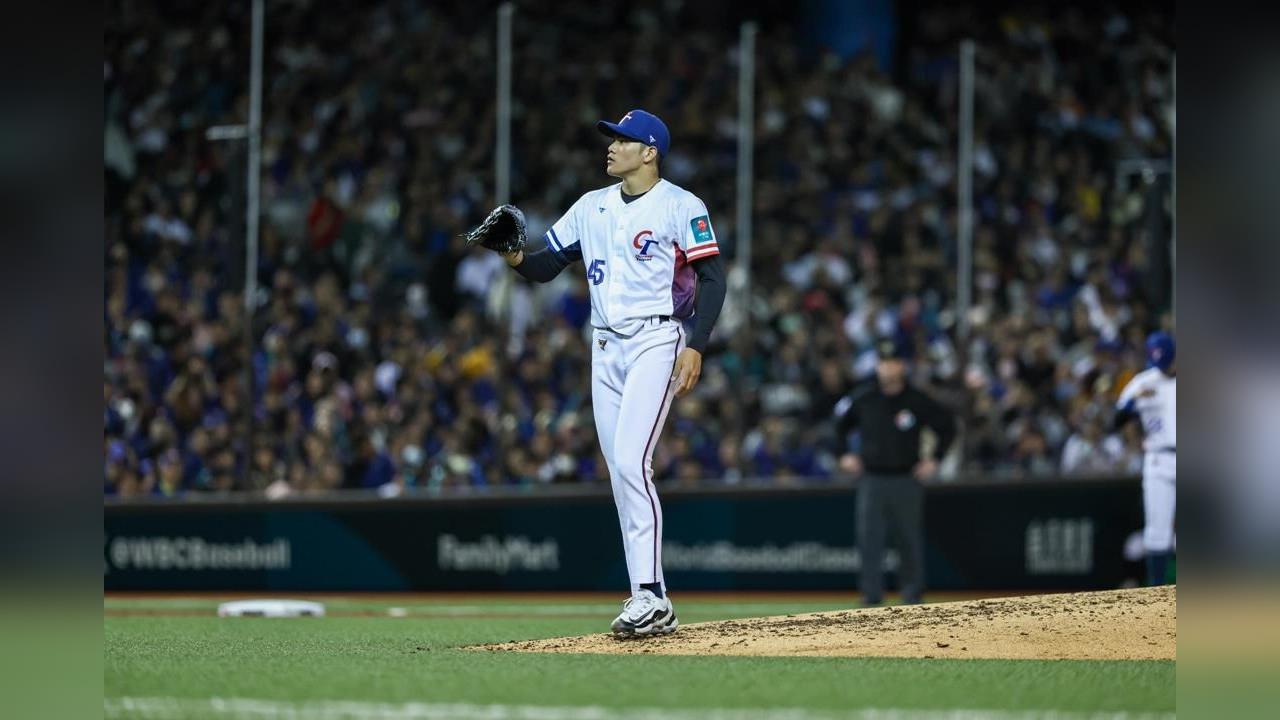 經典賽/林維恩機上巧遇「村神」村上宗隆!請他代為向大谷翔平要簽名