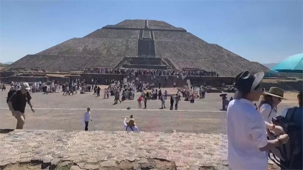 墨西哥迎春分！　登金字塔展臂汲取太陽能量