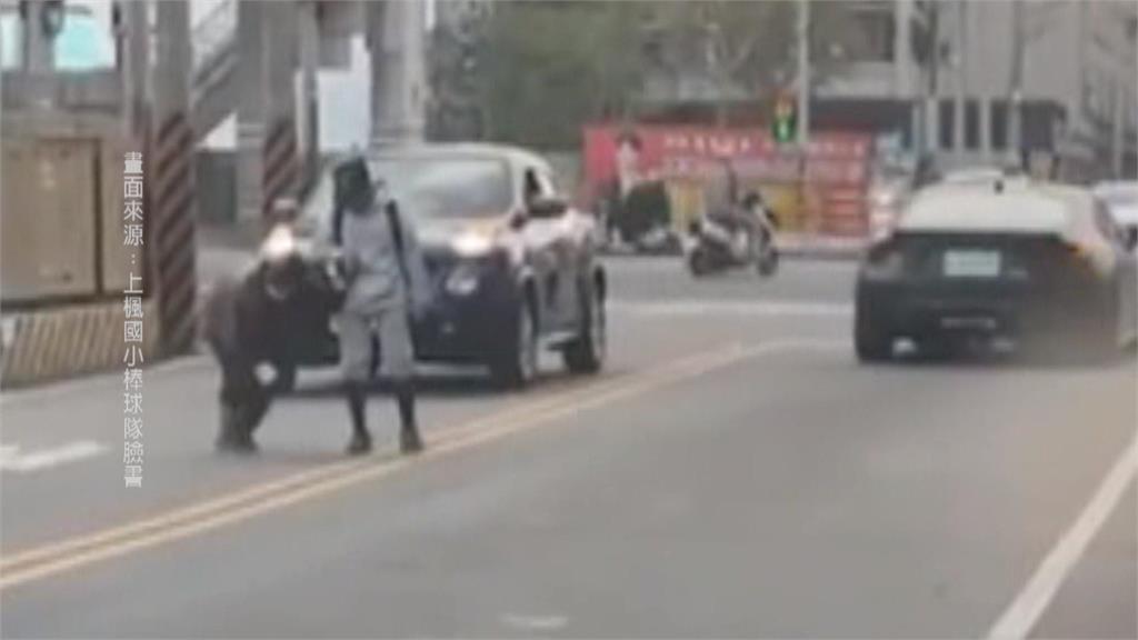 好棒棒！兩國小棒球員扶阿嬤過馬路　影片上網按讚破千