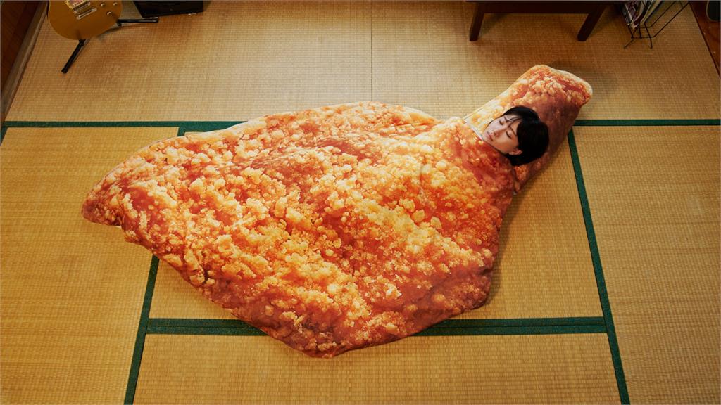速食店推「超巨炸雞睡袋」作夢都會餓！枕頭竟是雞骨頭「真的睏到飽」