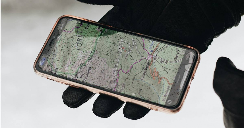 她發現手機耗電量暴增 檢查發現「遭繼父追蹤定位」!網友:快報警