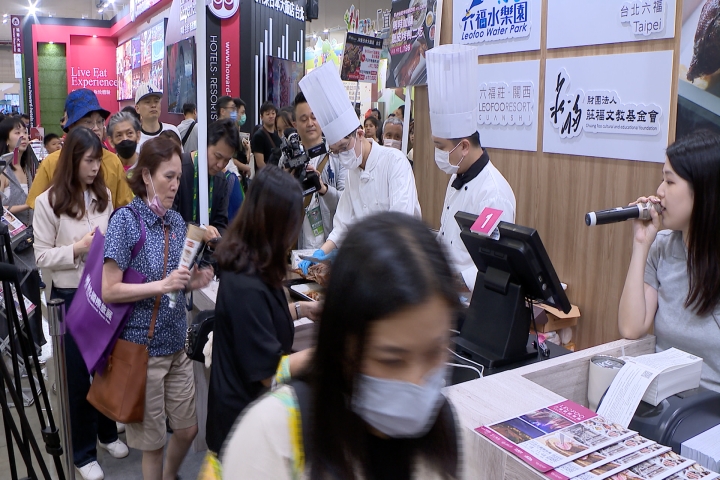 台北國際旅展週末人潮爆滿　飯店現場片燒鵝.煎牛排吸客