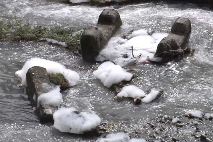 老農上游清洗沙拉脫桶 七腳川溪變成泡泡河