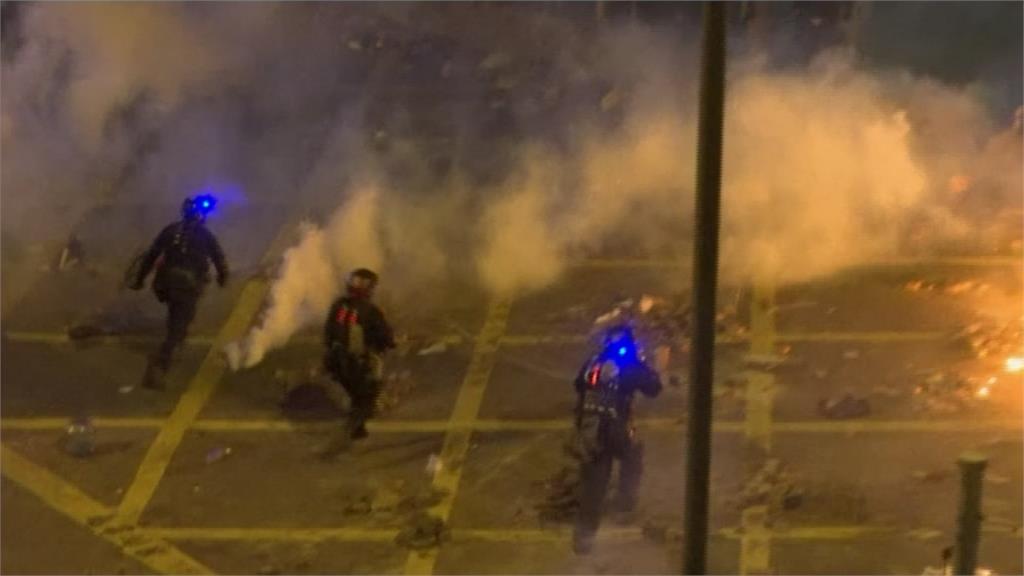 香港警民攻防戰 警派裝甲車圍堵校園