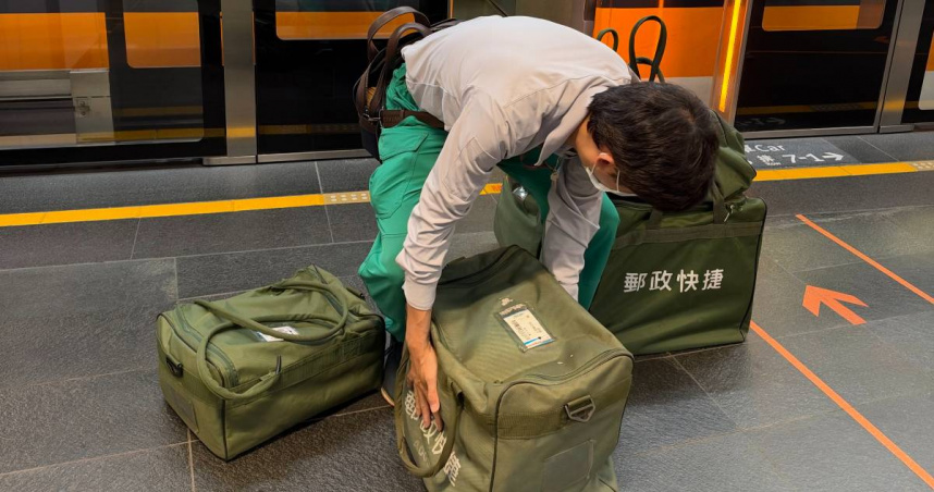 高鐵驚見郵差扛「郵政快捷」！真相曝光網友驚呼：突然覺得好高級