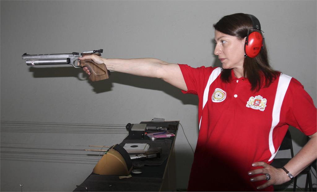 東奧／52歲喬治亞「射擊老媽」9度征戰奧運　上屆還跟兒子一同參賽