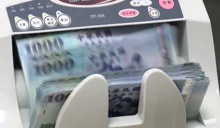 從去年旺到今年  16檔法人狂掃領紅包 