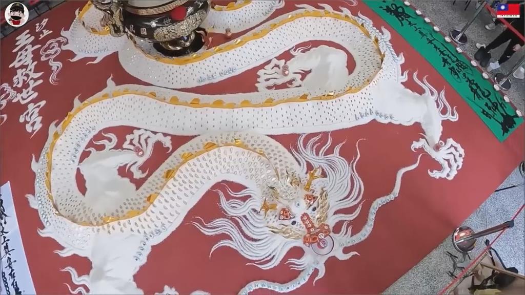 歎為觀止!大師「免打草稿」用米做護國神龍 製程公開網讚:是藝術品