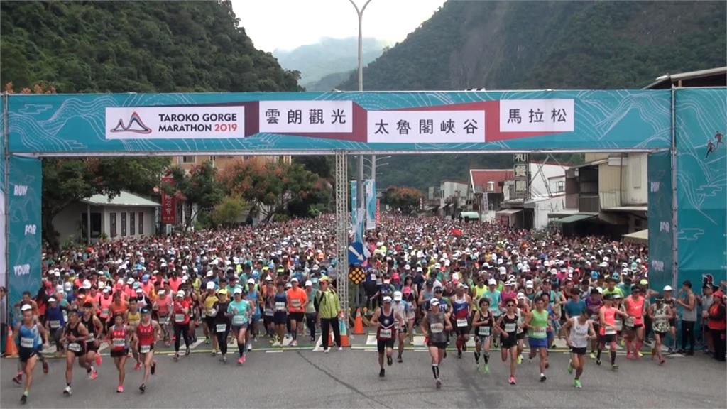太魯閣馬拉松開跑！奇裝異服、寵物陪跑各有巧思