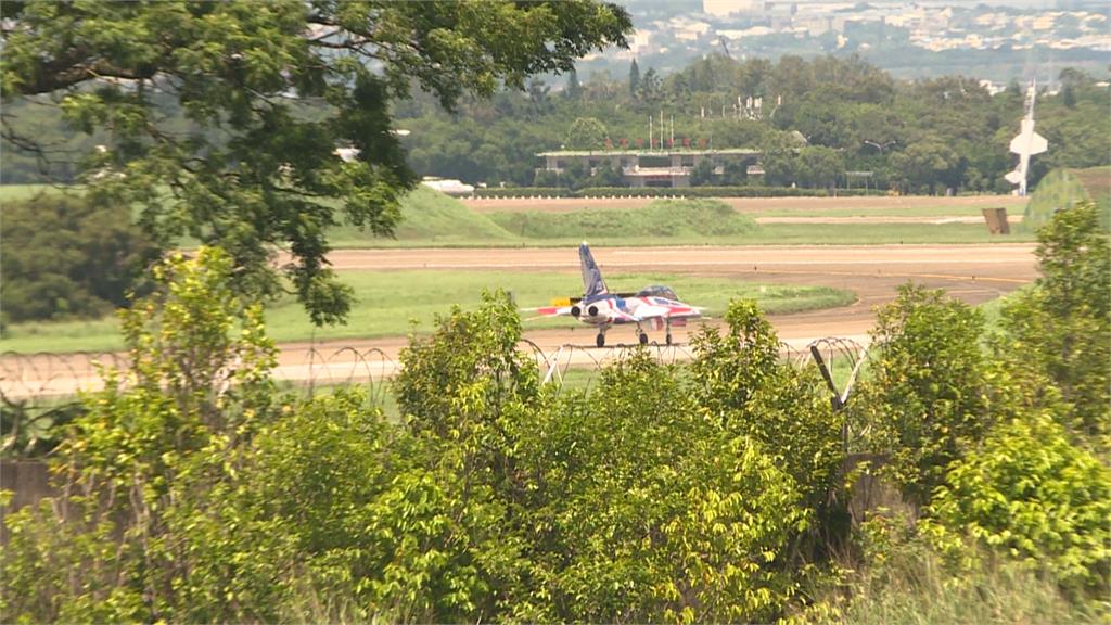 獨家!「勇鷹」高教機試滑首曝光 航空迷搶拍