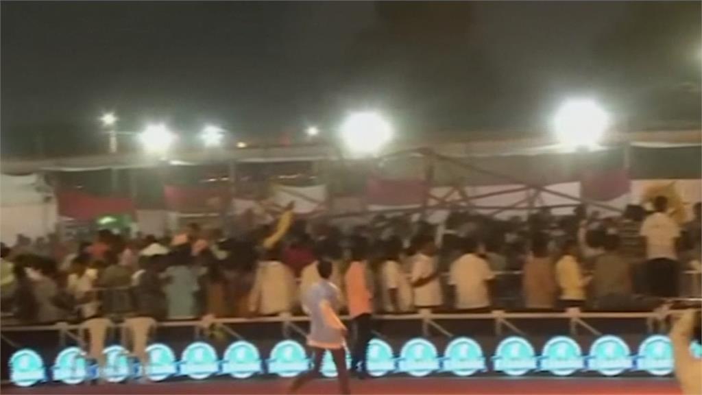 觀眾席整排倒！印度卡巴迪賽上百人傷送醫