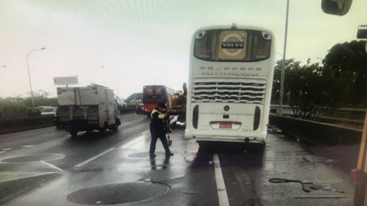 國道遊覽車追撞貨櫃車 進香客11傷