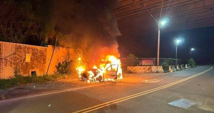 深夜驚魂！23歲女開車散心突陷火海　逃生倒路旁崩潰痛哭