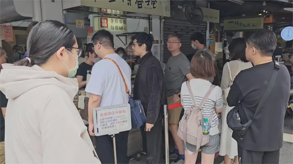 連假第３天人潮依舊爆滿！　台南知名春捲店排長龍