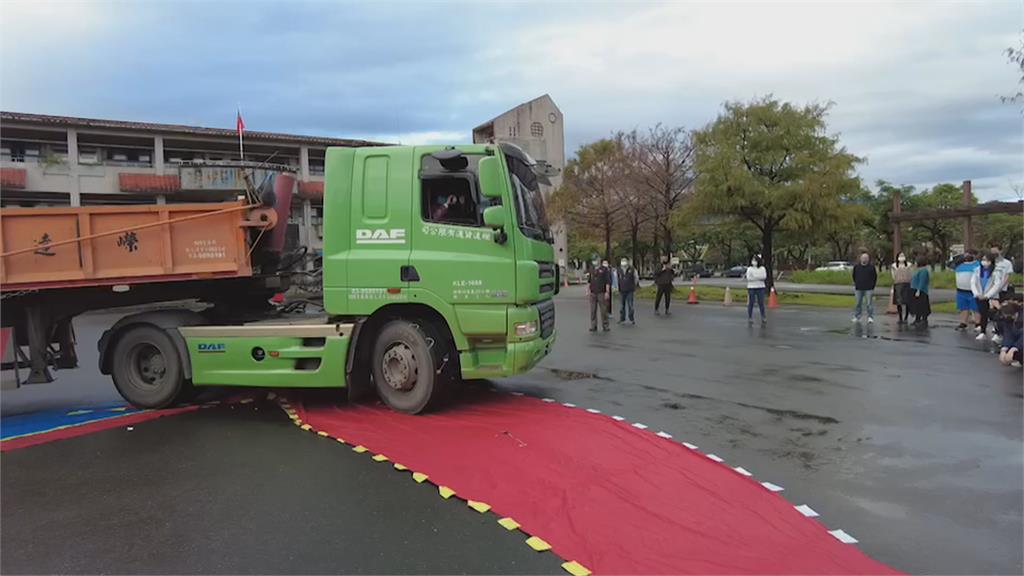 輪胎轉彎「氣球爆裂」　大卡車入校宣導籲遠離大車