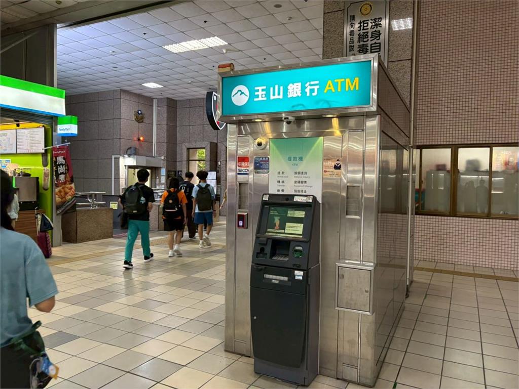 銀行爆凍結潮!「2大原因」恐遭鎖帳 排隊人潮擠爆櫃檯怨聲四起