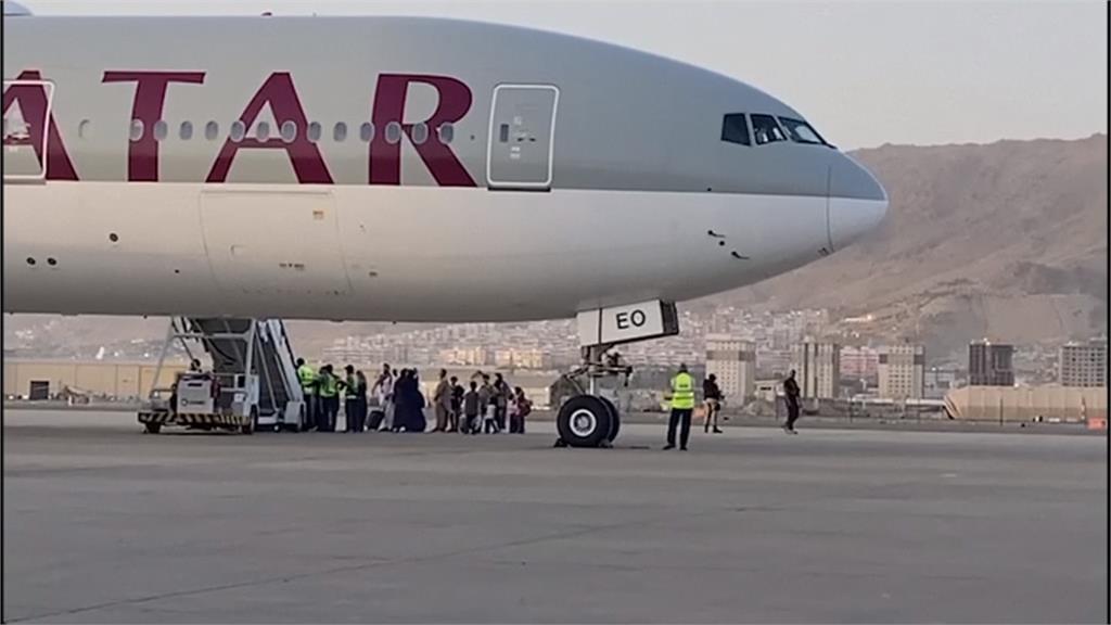 塔利班掌權後　首架客機載200人飛杜哈