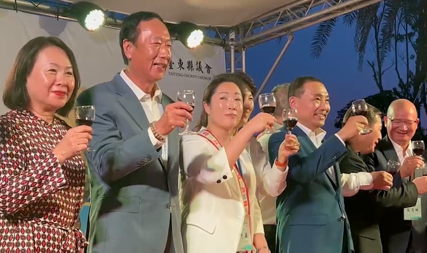 快新聞／2人同台互動冷！郭台銘只喊「新北市長」 侯友宜這樣回