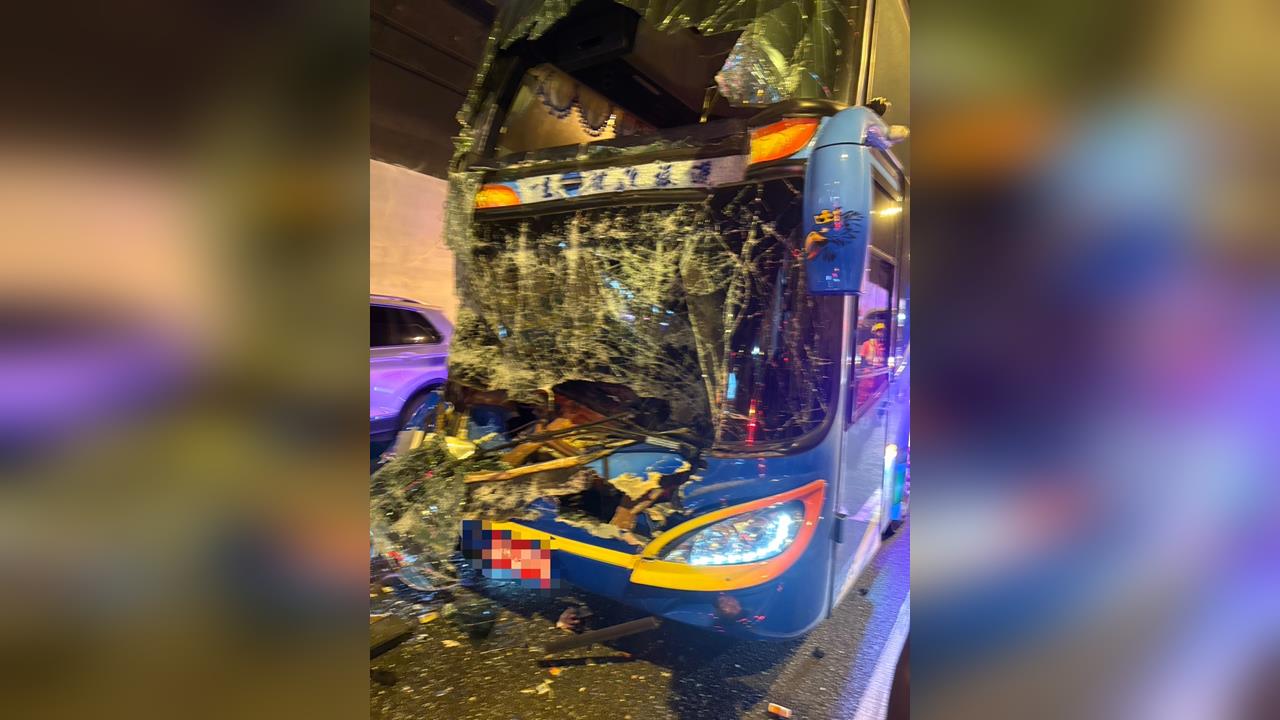 最新/前擋風玻璃全碎!國3遊覽車撞槽罐車 驚險畫面曝光