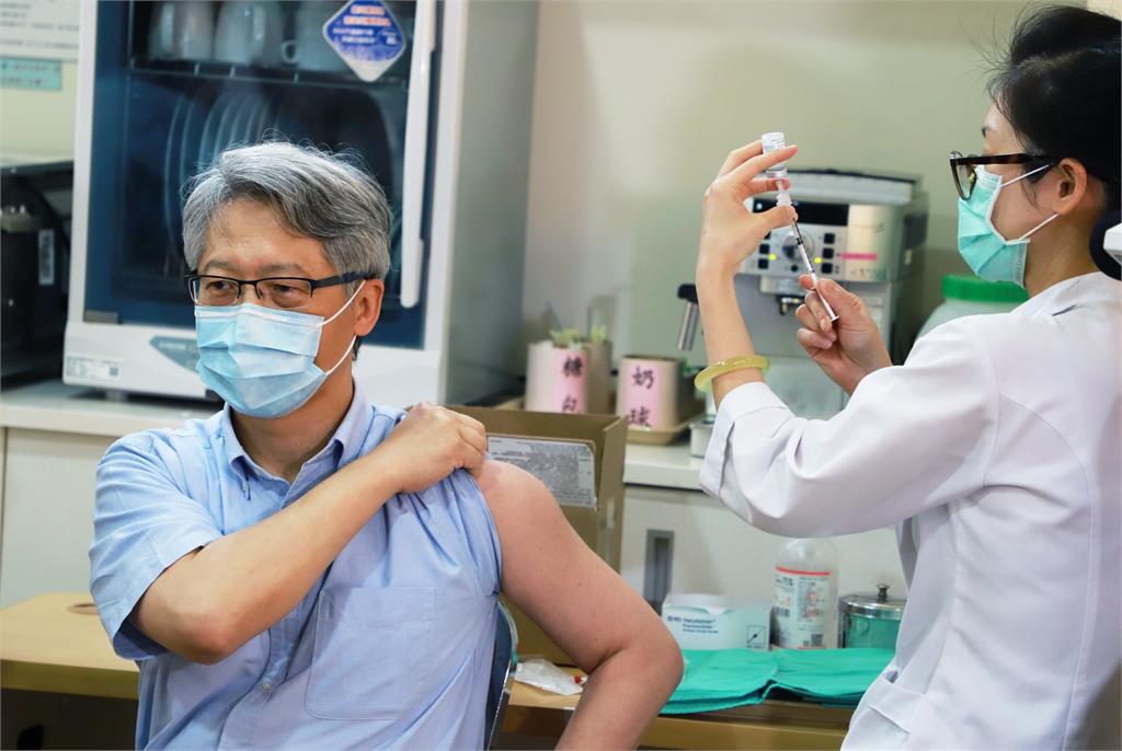 快新聞／接種AZ疫苗　中研院長廖俊智：學界看法「打比不打好」