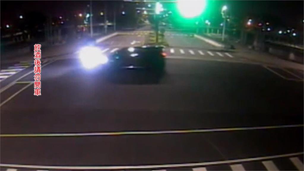 台中外送員遭酒駕闖燈車撞飛！　駕駛「無照」還肇逃