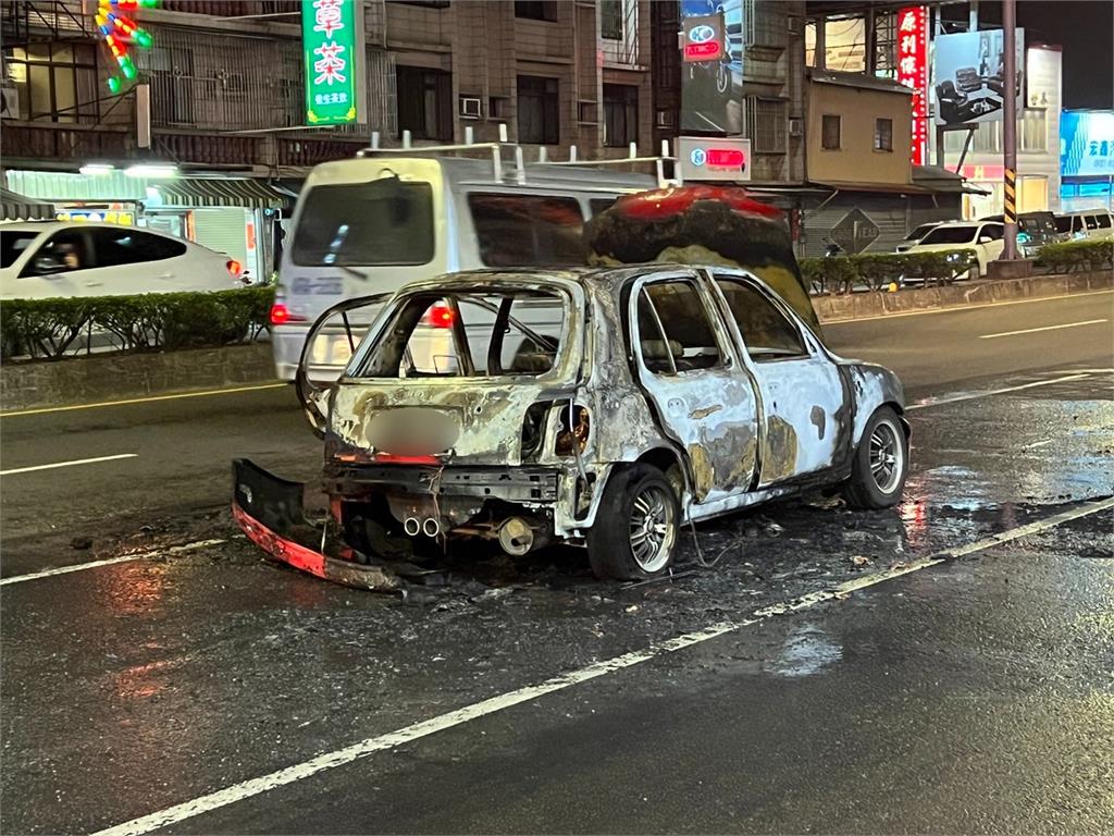 快新聞／高雄鳥松下班尖峰時段驚見「火燒車」　疑後座載運電瓶自燃