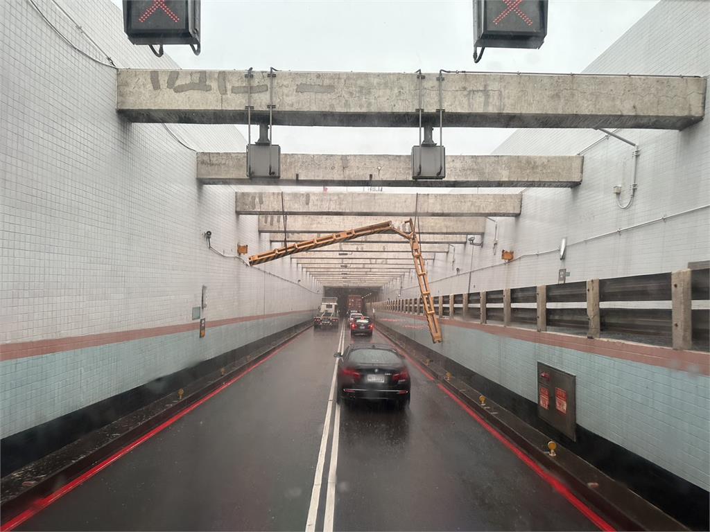 快新聞／高雄過港隧道限高架遭撞壞「折成90度」垂掛 現場車輛回堵