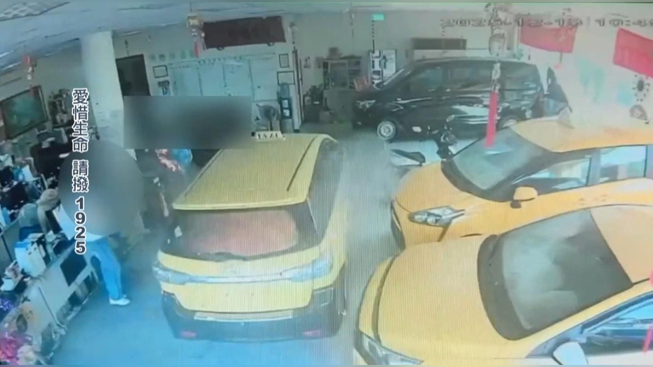 同歸於盡? 運將不滿車牌遭回收 "點火燒車"直衝車行