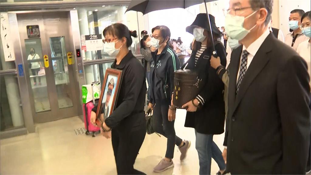 慟！袁淳修回家了 台中親友淚眼送別 
