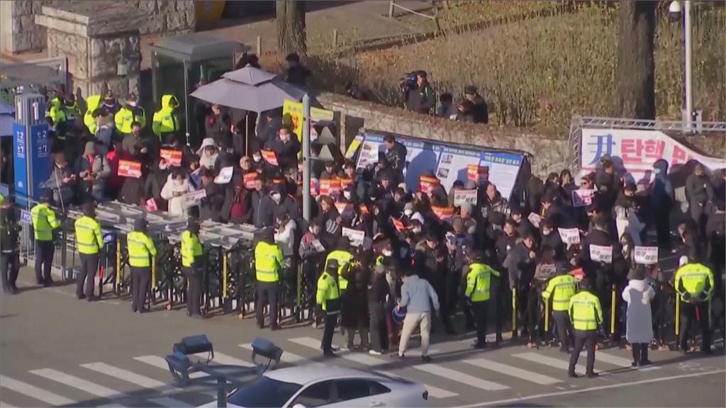 南韓議員國會外喊：「逮捕尹錫悅」　民眾頂0度低溫上街抗議