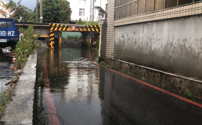 快新聞／午後一場降雨！ 花蓮商校街地下道出現嚴重積水