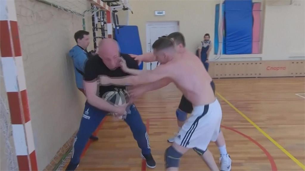 俄羅斯摔角籃球！　激烈肢體碰撞更刺激