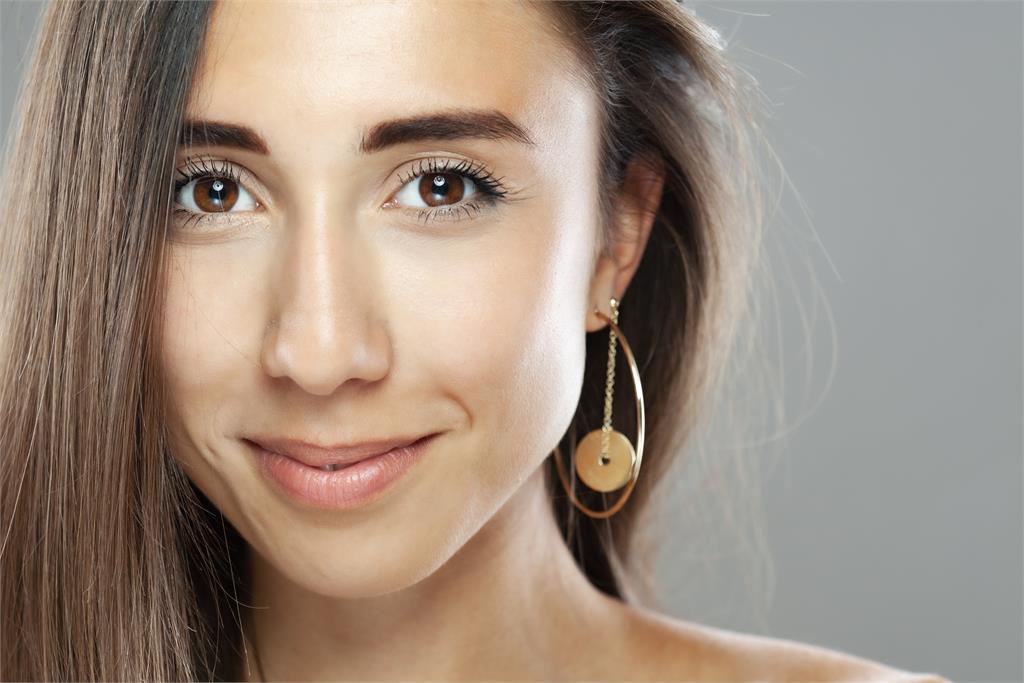 點亮深色穿搭的微光美學 7款秋冬金色耳環讓妳美得更有層次