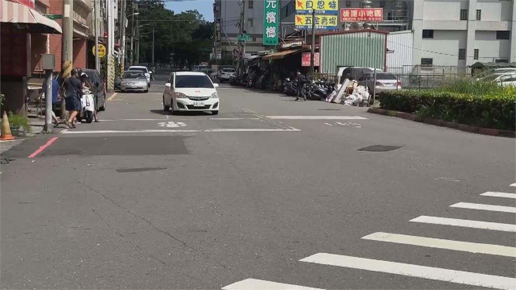 馬路「帝王」？　男未走斑馬線險遭撞　竟動手推倒騎士