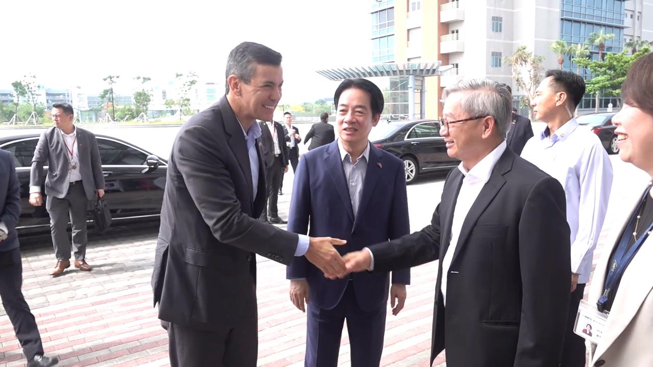 貝尼亞訪南科！　國研院送台南限定領帶、林佳龍送AI墨鏡