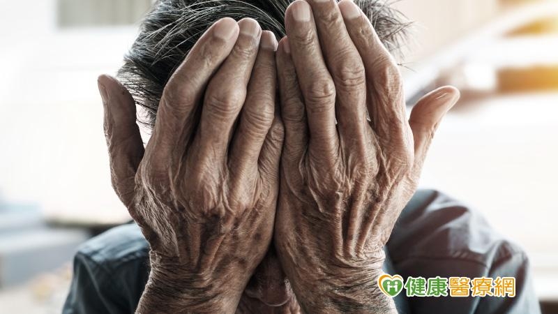 如何與失智症長輩相處？醫師帶你了解失智症、照護守則