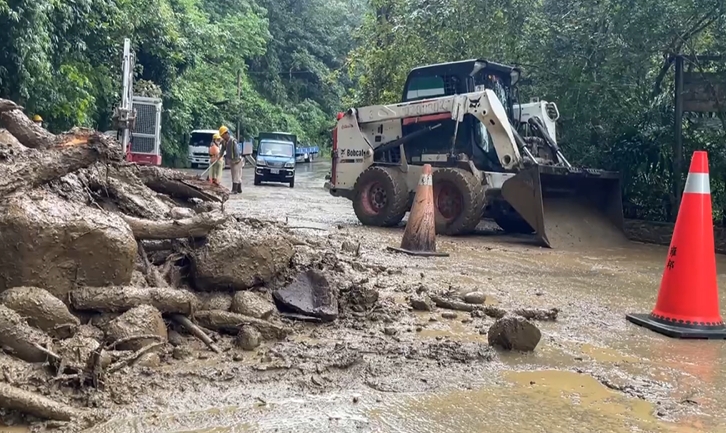 雲林古坑山區道路多處崩塌　巨石擋道出動機具搶通