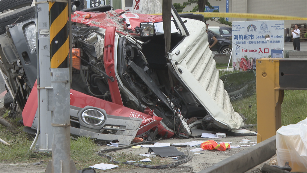 混凝土車衝出高架墜16.7米 駕駛四肢骨折亡