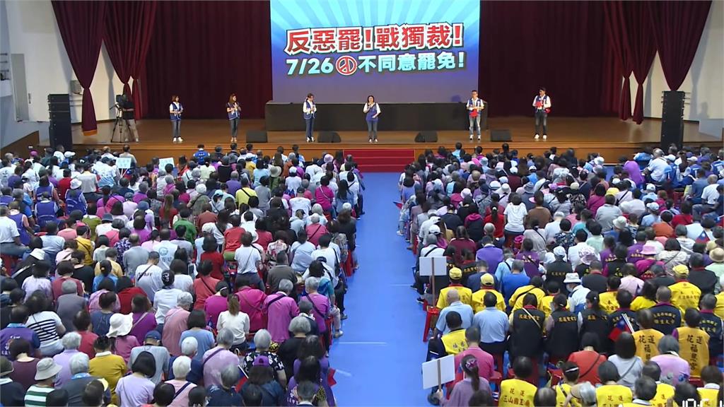 向前行(影)／傅崐萁辦千人造勢選平日？他疑「有詭」：恐跟花黨部遭搜有關？