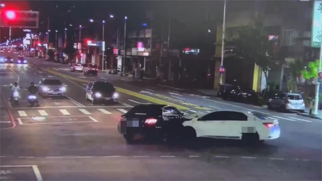 快新聞／違規左轉？高雄凌晨路口車禍「波及無辜騎士」　3人受傷