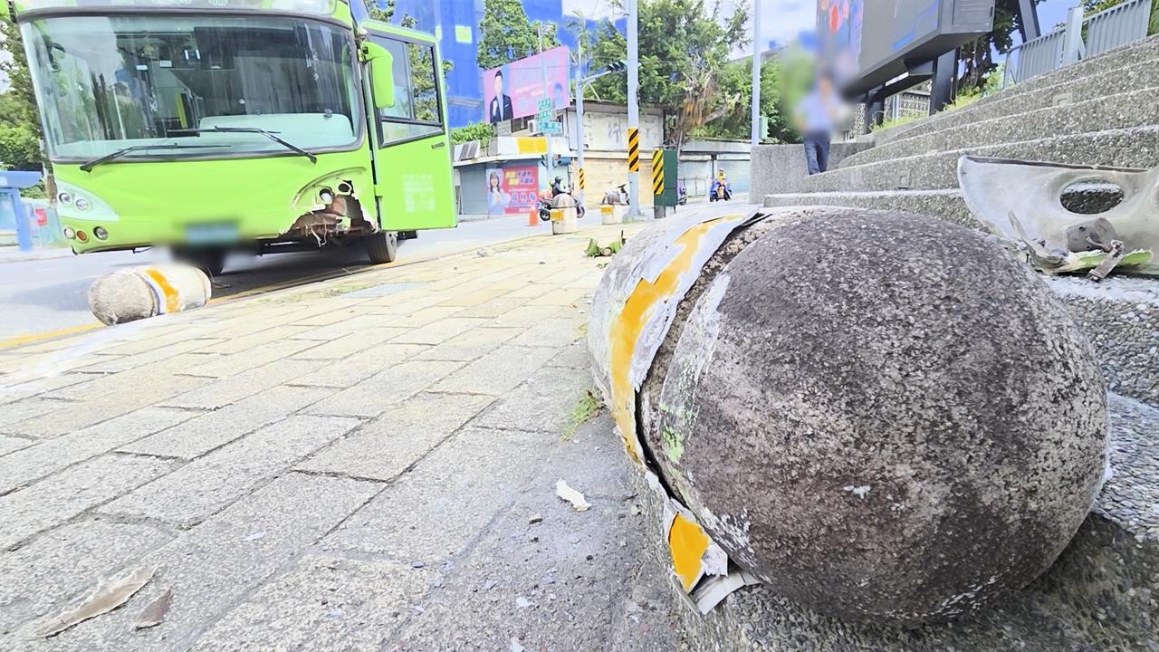 嚇瘋！花蓮客運失控直衝　撞上國中階梯險釀禍　幸無人傷
