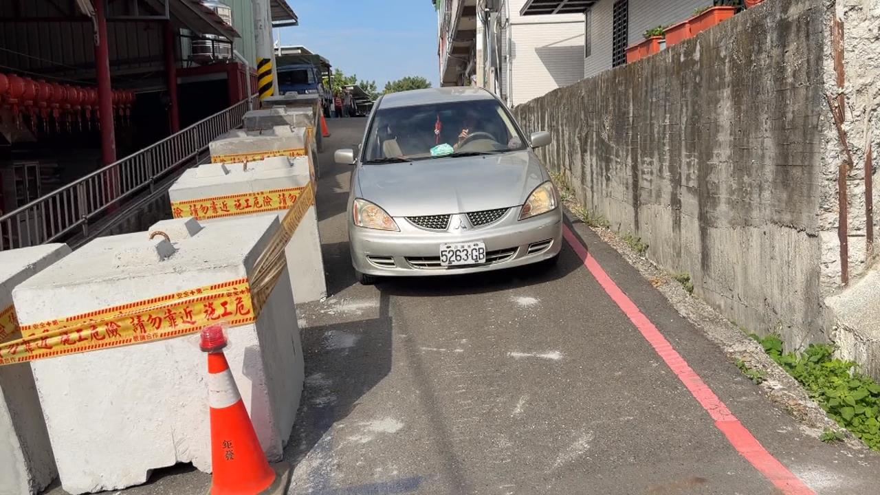 3米巷道被水泥護欄擋掉一半 回家像在考駕照!居民怨地主刁難