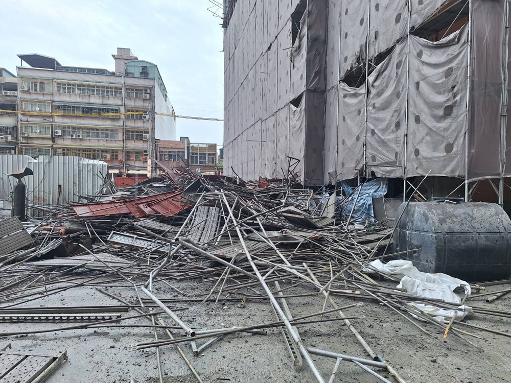 驚悚工安意外　工地鷹架倒塌1人墜樓傷1人身亡